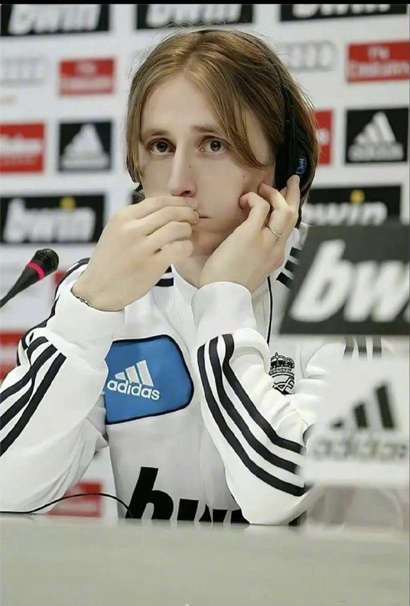 欧冠决赛用球谍照：包含白+深紫，灵感来自举办城市布达佩斯