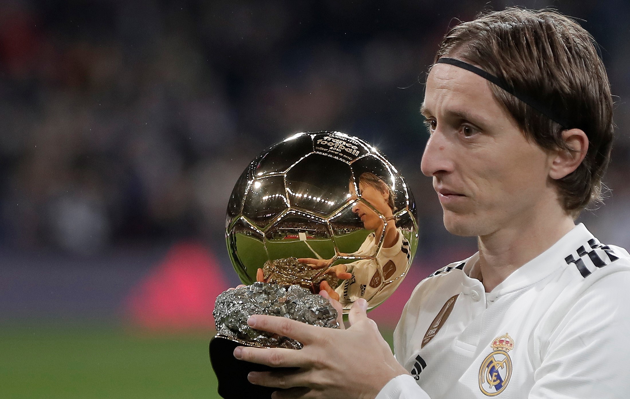 赌场里的“眯牌”仪式：为什么这种互动感会加强玩家的控制错觉？（赌场中的“眯牌”习俗：参与感为何会加剧玩家的控制错觉？）